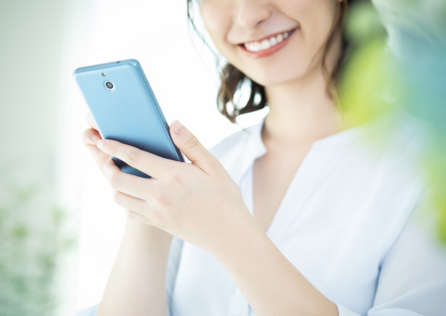 女性がスマホを触っている写真