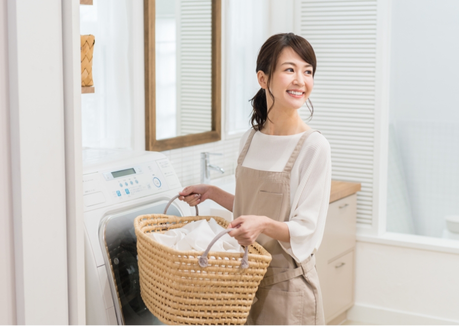 女性が洗濯をしている写真