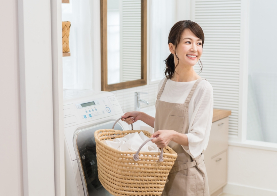 女性が洗濯をしている写真