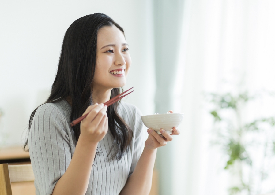 女性がご飯を食べている写真